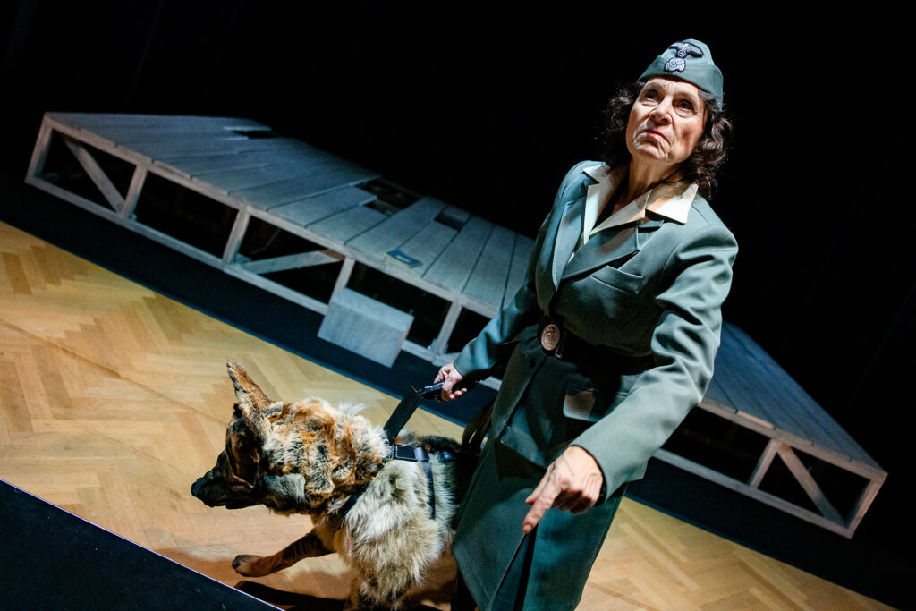 Teatergästspel: Hitta hem